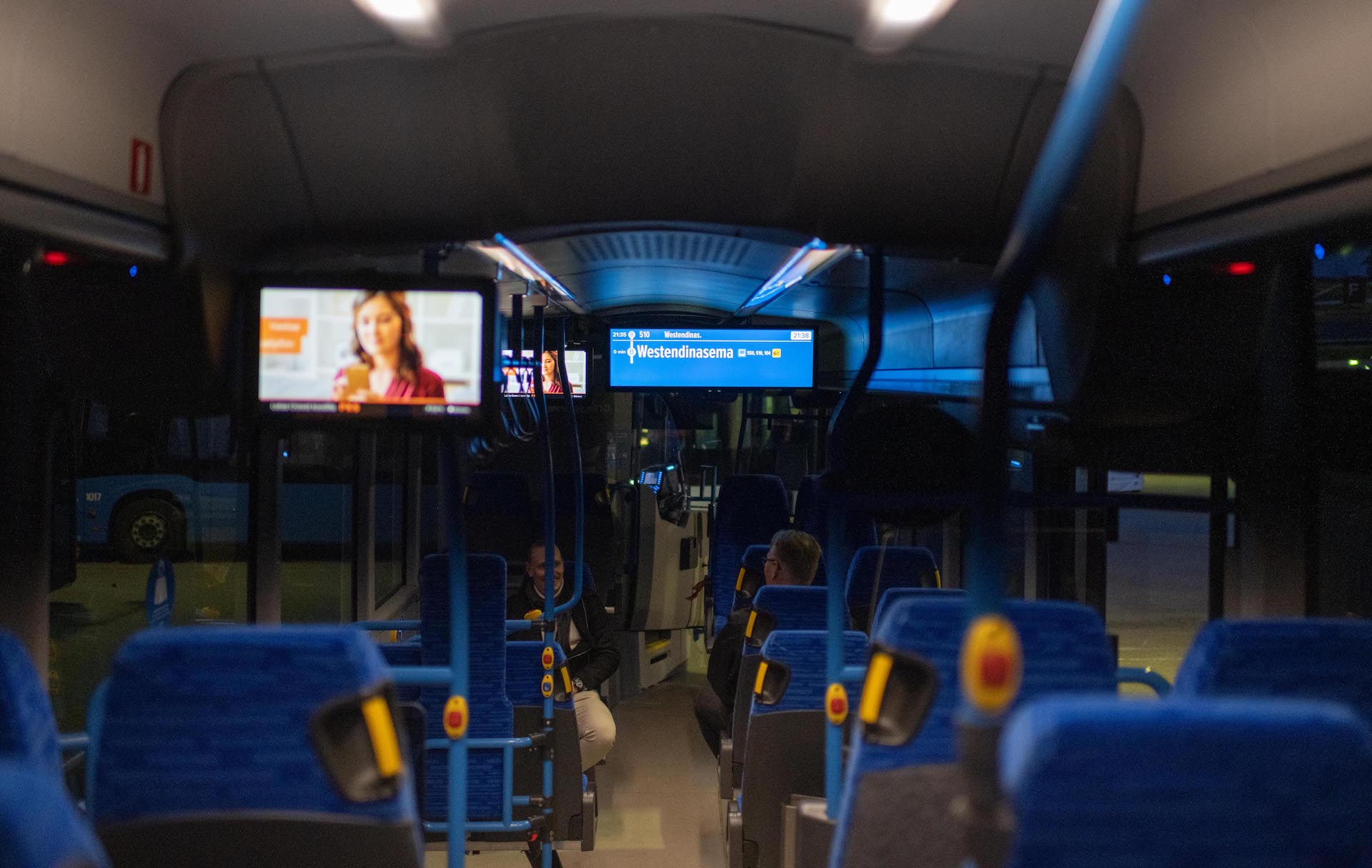 Bussimedian äärellä vietetään pitkiä aikoja